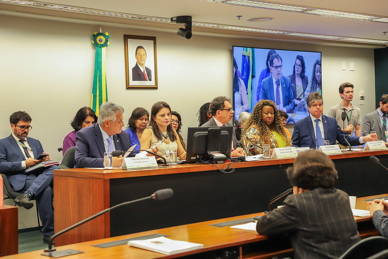 Macaé Evaristo e equipe do MDHC compõem mesa em audiência pública na Câmara dos Deputados no dia 1º de outubro de 2025.